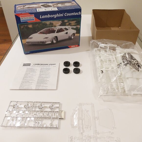 Vintage 1995 MONOGRAM Lamborghini Countach 1:24 Scale Model Kit 2769 - Picture 9 of 11
